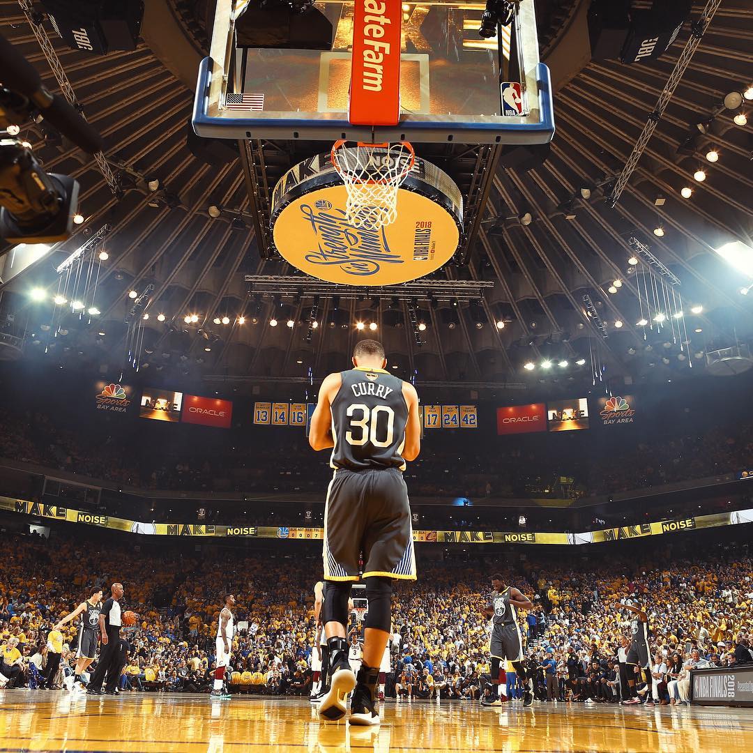 库里 第二场对骑士上脚黑金Curry 5