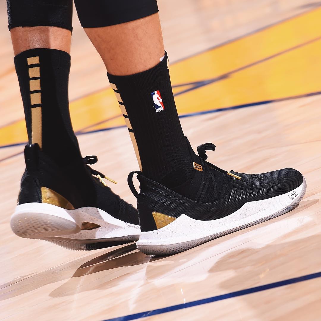 库里 第二场对骑士上脚黑金Curry 5