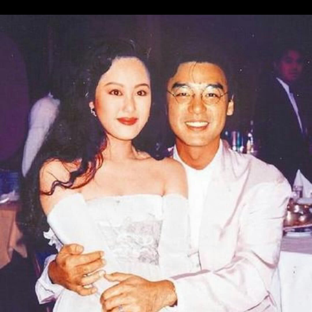 钟镇涛给小19岁老婆狂买名包 其实他当年败光家产不能赖章小蕙