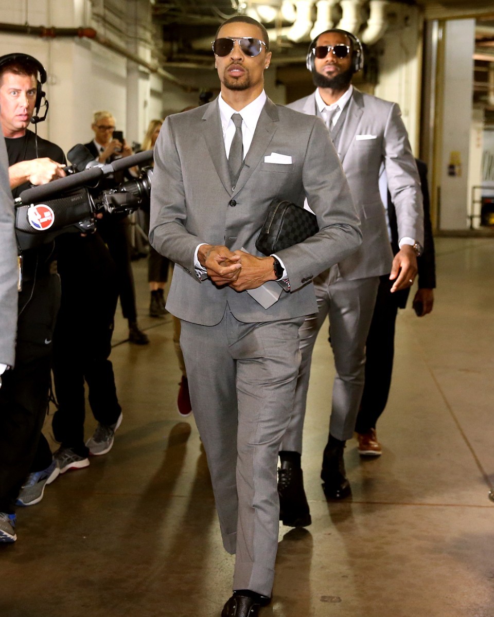 詹姆斯送给每个队友一套西装,骑士队统一着装