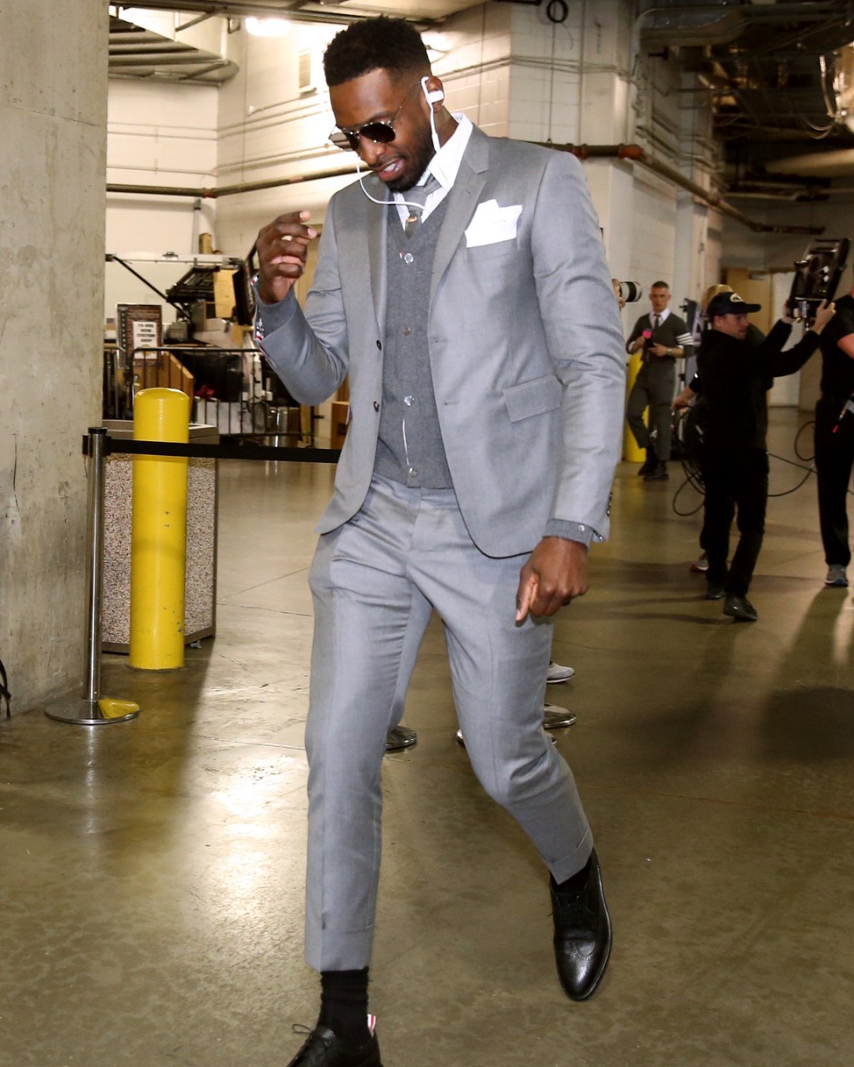 詹姆斯送给每个队友一套西装,骑士队统一着装