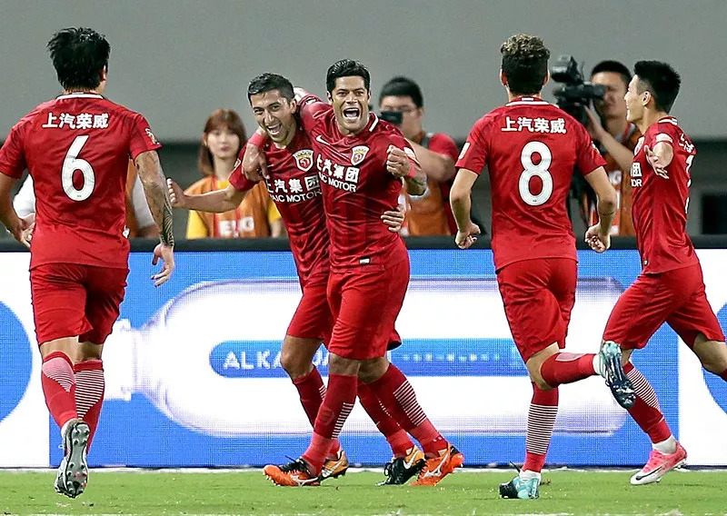 当国足某些人出工不出力时 他们的外籍队友却