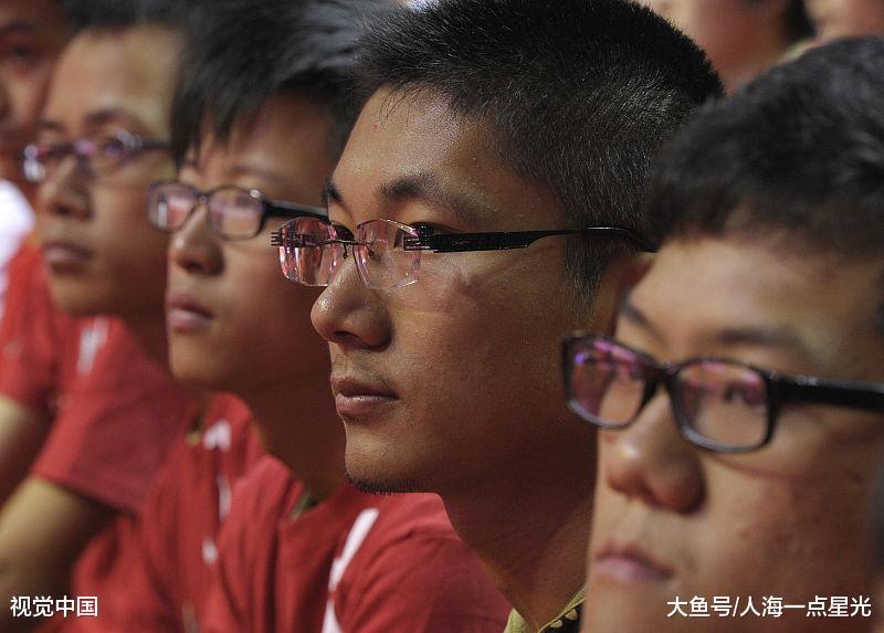 大学生近视 深度近视的大学生们