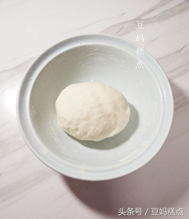 1块面团,2根香蕉,在家做名气小吃印度飞饼,擀好