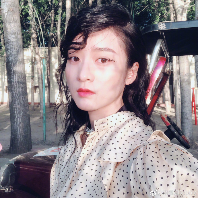 张雪迎晒生活照,红裤子配斑点衬衫,网友:素颜显