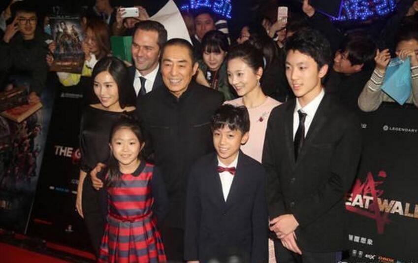 张艺谋妻子美若天仙,大儿子酷似王力宏,小儿子竟跟他长得很像