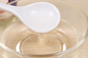 牙膏+白醋能祛斑,晚上睡前一抹,醒来斑点消失