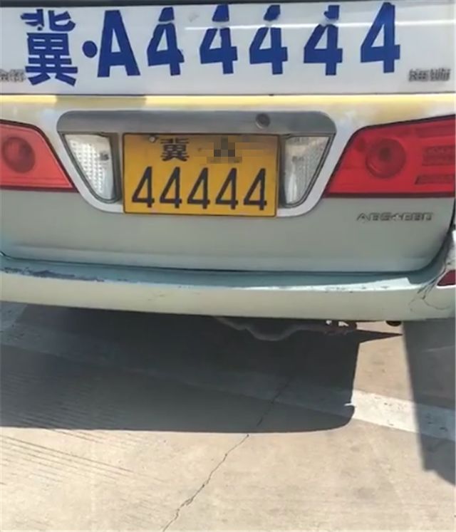 河北偶遇一排金杯海狮面包车,本不会注意,但车牌全是连号!