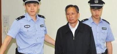 这位年轻漂亮的“民歌小天后”，被一贪官霸占，最后被带走调查