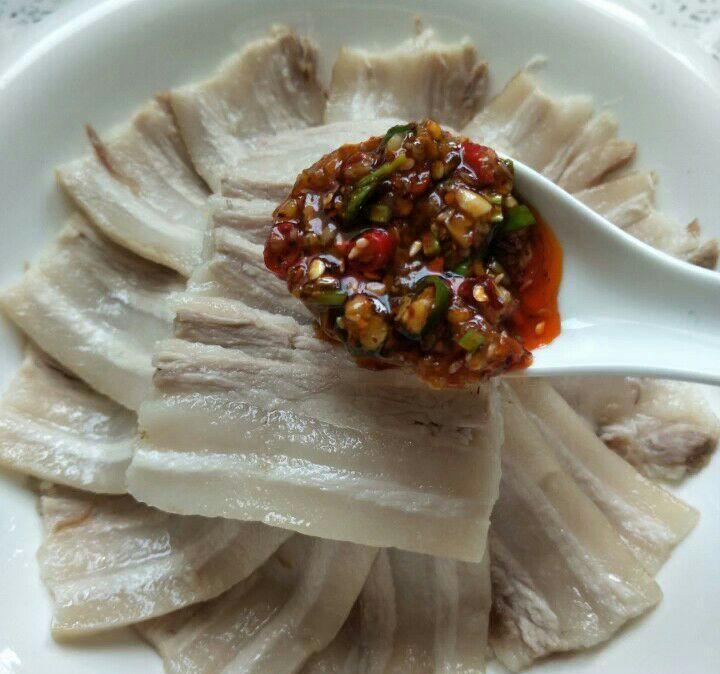 五花肉浇上蒜泥 肥而不腻 这样的做法 你试过吗