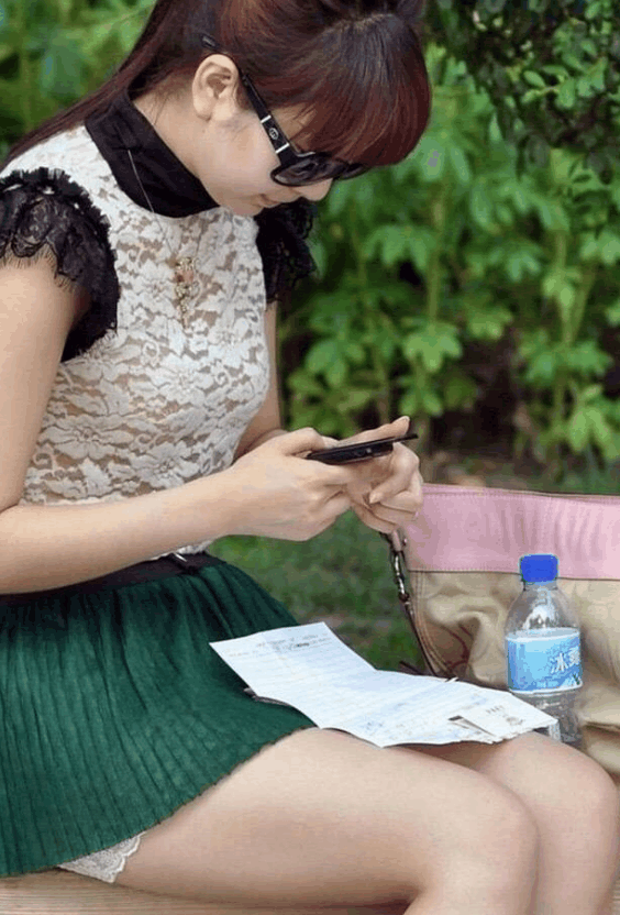 街拍: 透视装有时候很尴尬, 这个黑黑的是什么