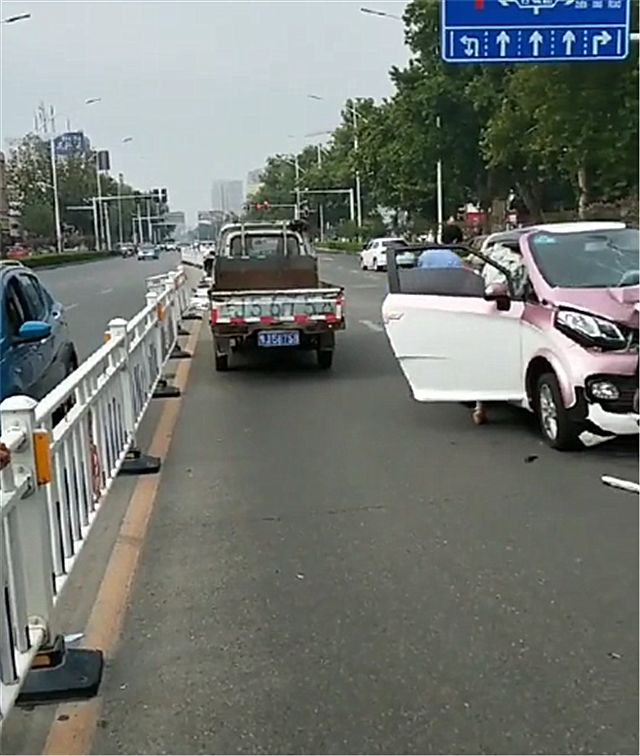 5万众泰被栅栏“贯穿”车身,看到车主那一刻,就知事故原因了!