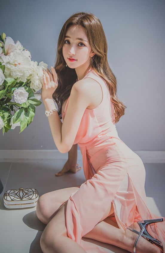 街拍:时尚气质美女搭配紧身裙,尽展魔鬼身材!