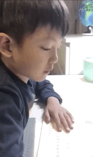 小亮仔都上小学啦!叶一茜抓拍他边练习写汉字边打瞌睡,神态搞笑