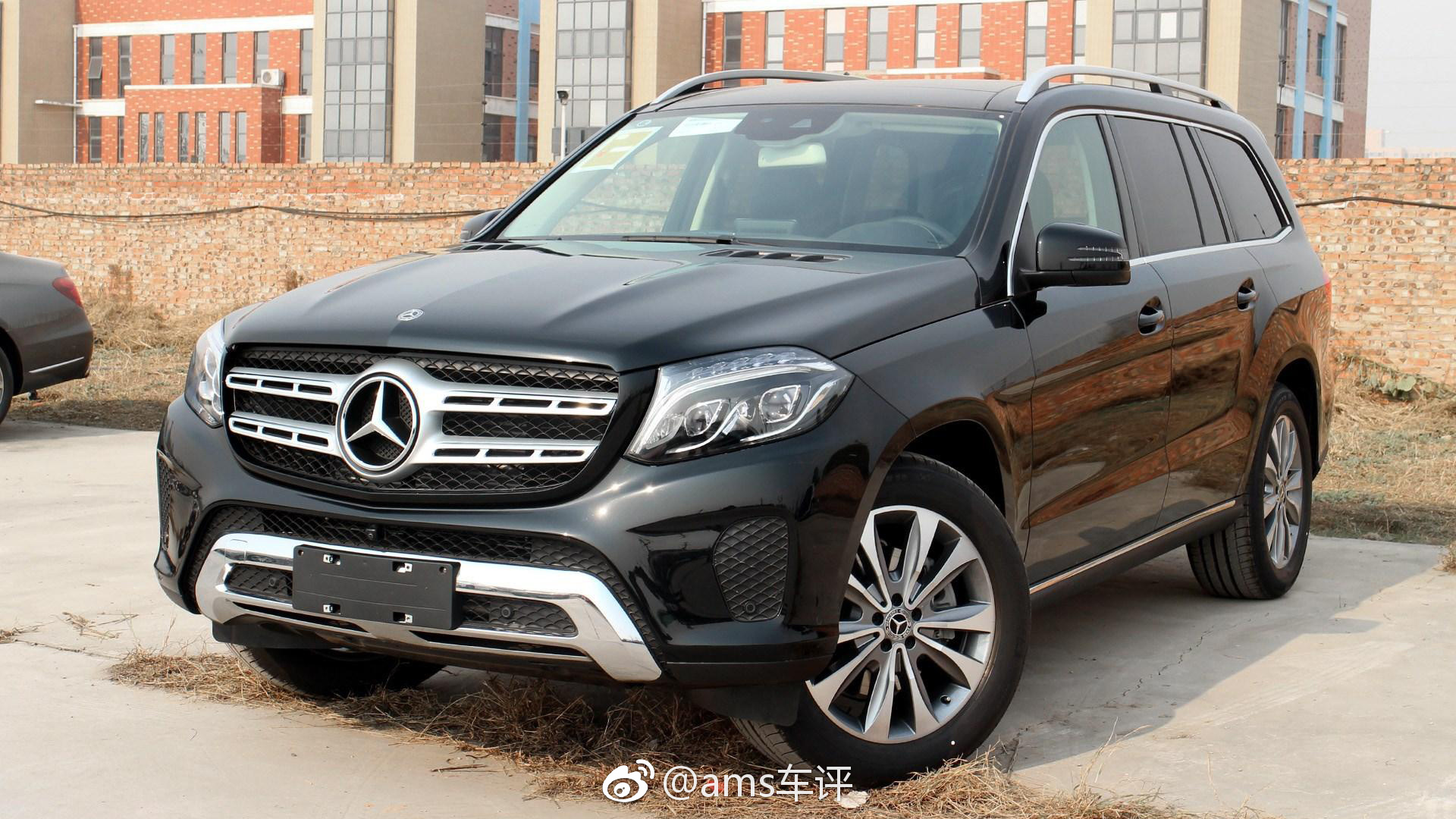 从奔驰官方获悉，新款GLS正式上市，相比老款车型，新车全系上涨0