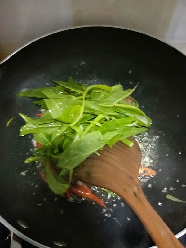 “在深圳这边没吃过好吃的炒粉，所以只能自己买来米粉动手做咯~