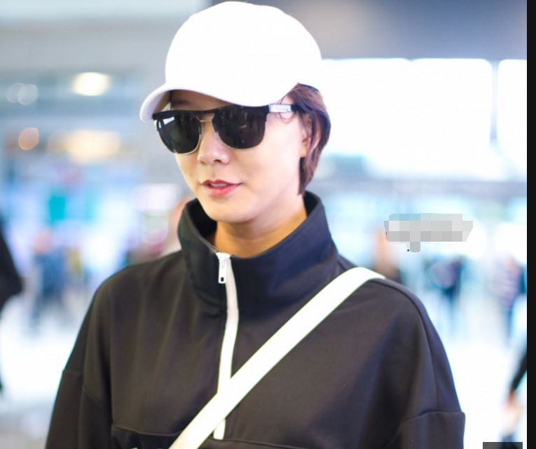 王珞丹头戴白色棒球帽架着黑色墨镜现身机场