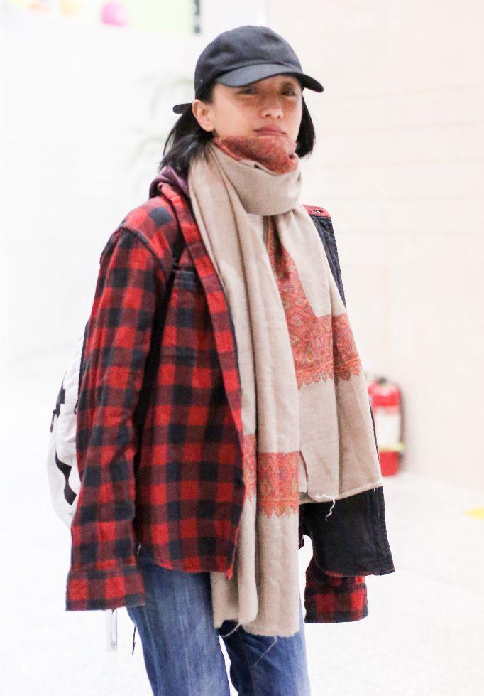 43岁周迅素颜现身机场, 网友: 见过太多机场照