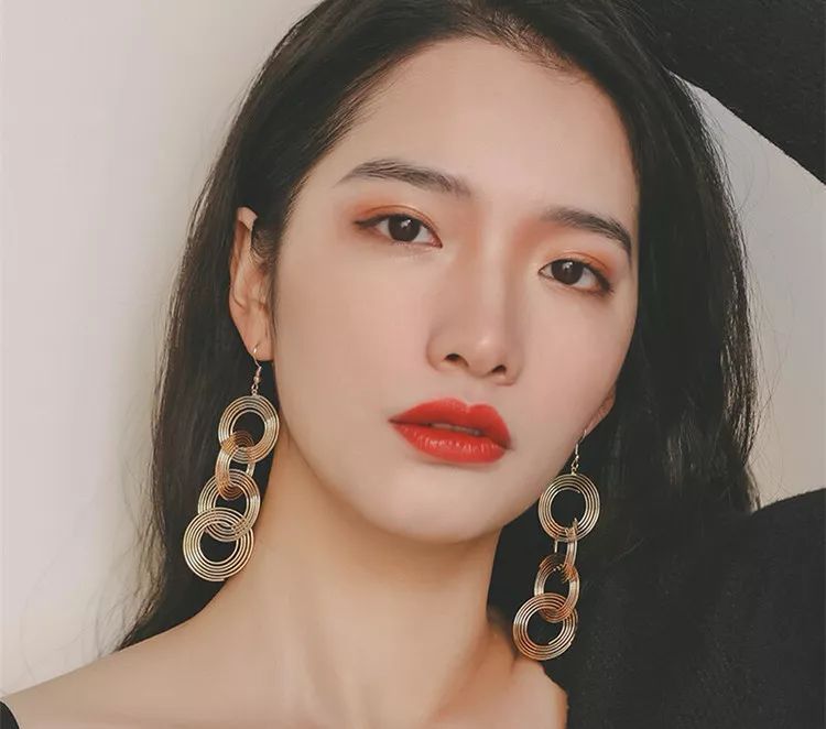 看脸型选耳饰,看看你的脸型适合哪种耳饰