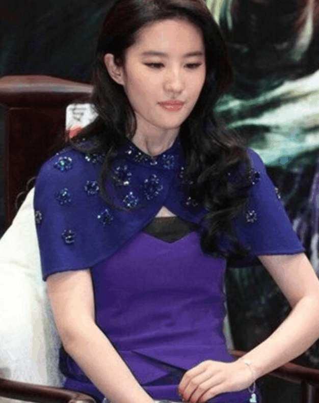 刘亦菲穿超短裙连衣裙!一坐下就捂住