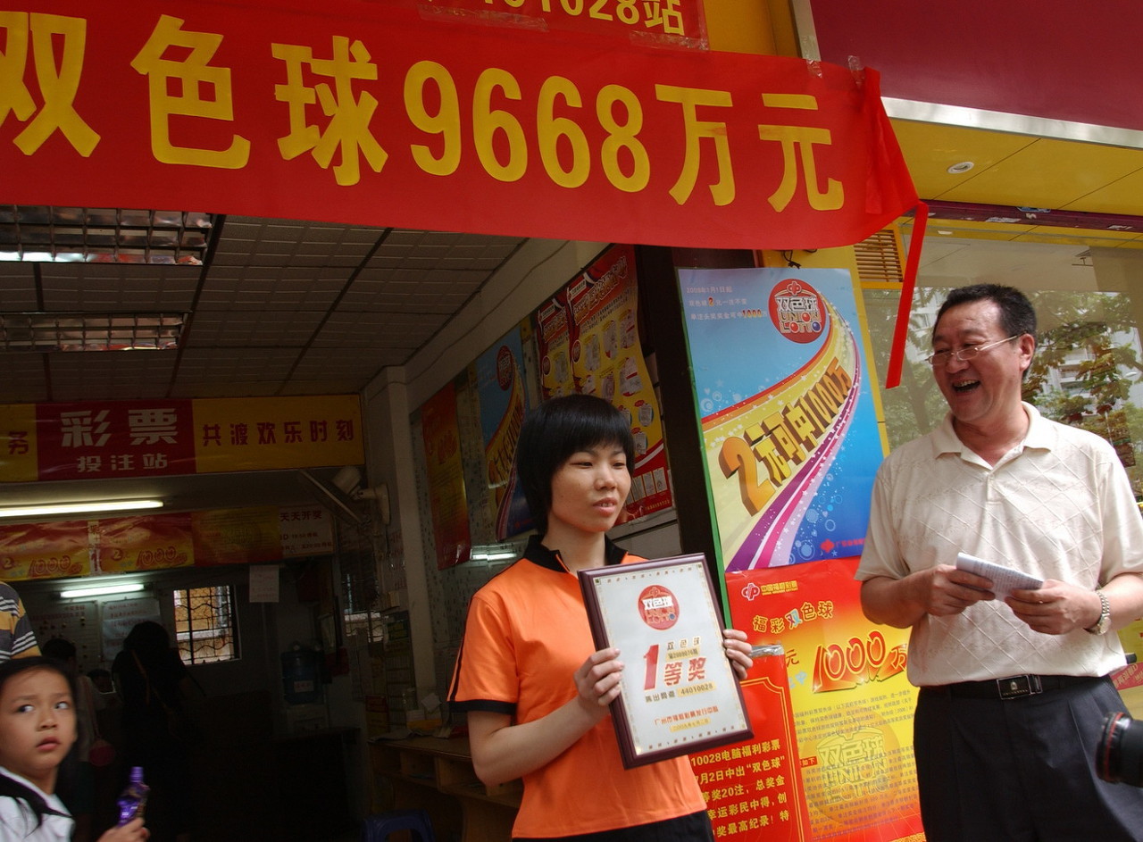 假如彩票中了500万大奖,如何去领奖才不会被人