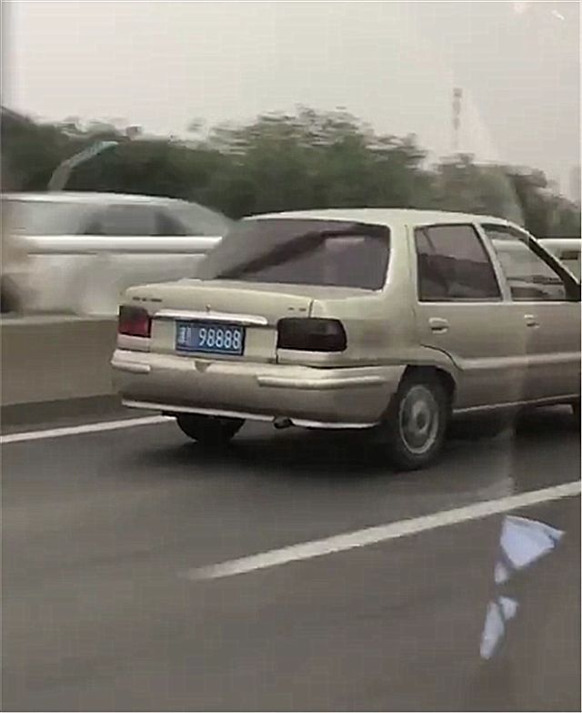 天津高速偶遇一辆夏利N3，本不会太惊讶，但车牌实在太吸睛了！