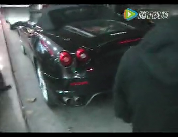 实拍最牛车牌！豪华跑车法拉利开进闹市,引围观