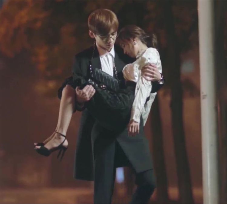 单手公主抱易如反掌 新浪网