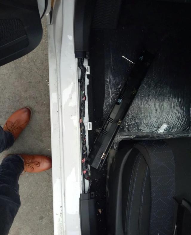 给4万元的国产车安装防盗器, 车主拆开车子之后发现做工真差