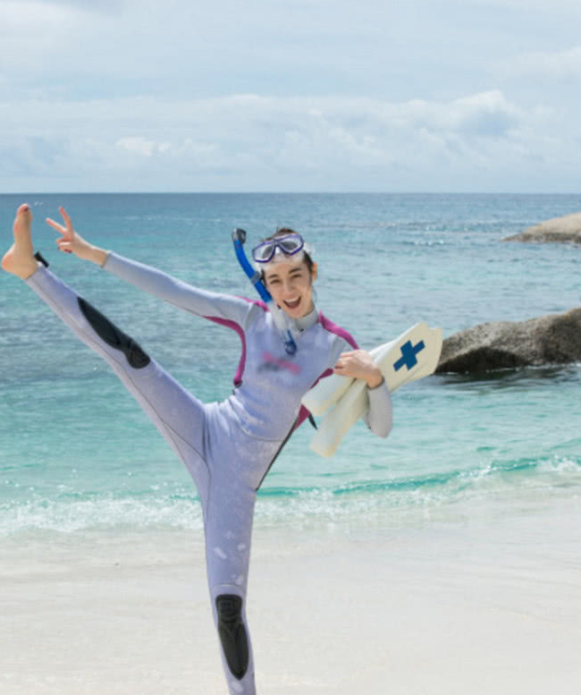 勇敢!迪丽热巴终于不怕水了还学会了游泳,海边