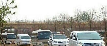 让劳斯莱斯都要“敬而远之”中巴车, 外观平淡无奇内却大有玄机!