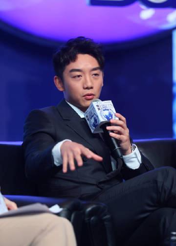 11月9日郑恺微博晒图,粉丝神评论亮了