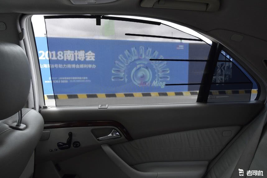 后排手动遮阳帘,整个窗子都遮了!隐私玻璃保持了车内的神秘感!