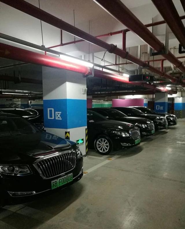 神秘的6位数车牌红旗轿车, 交警碰到不敢惹