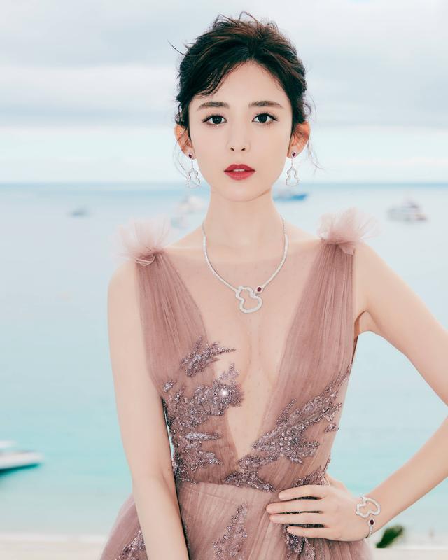 古力娜扎深V刺绣礼服亮相戛纳红毯,优雅高贵又不失性感