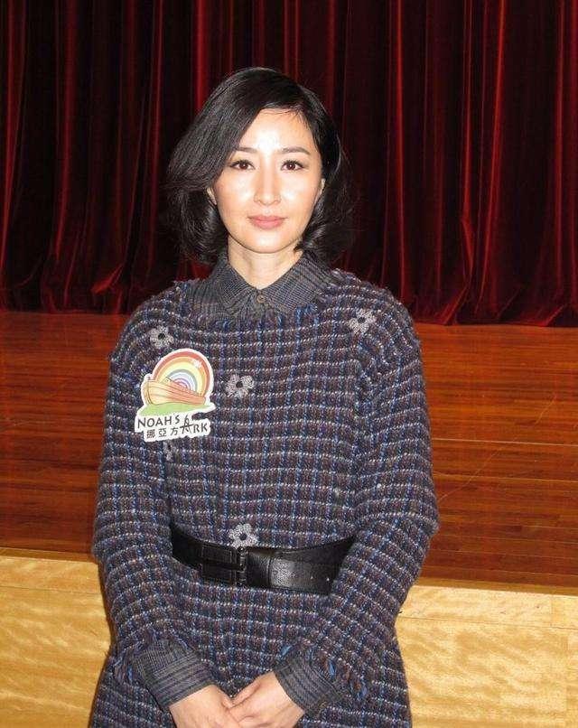 关咏荷和袁咏仪近照对比,差距惊人!只差6岁竟