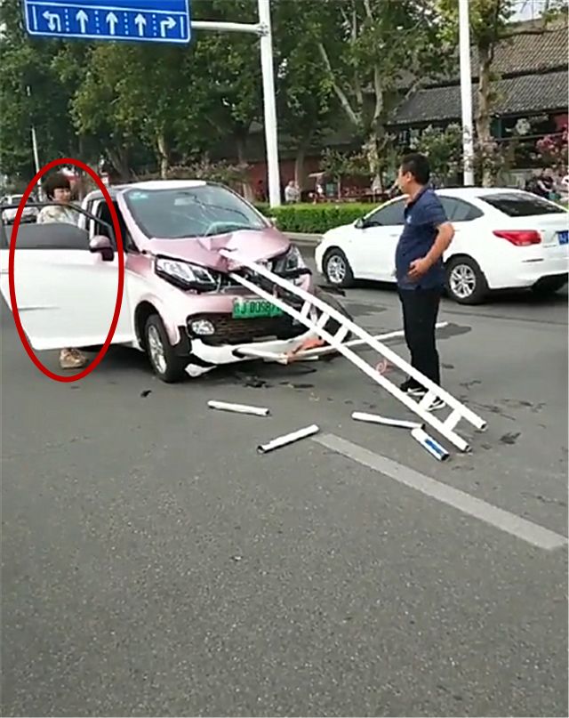 5万众泰被栅栏“贯穿”车身,看到车主那一刻,就知事故原因了!