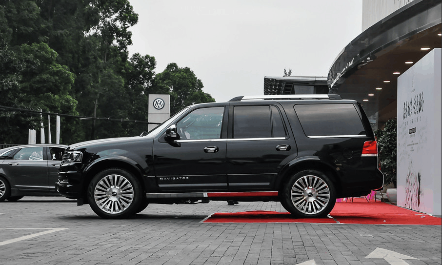 比300万路虎揽胜霸气, 3.5T动力355马力, 便宜百万比奔驰面子足