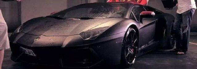 700万的兰博基尼在店内洗车，刚一泼水小哥的眼泪都要吓掉出来了