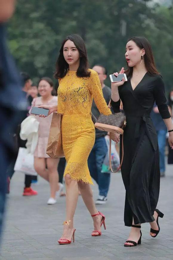 重庆街拍: 不多见的蕾丝连衣裙, 不多见的气质美女