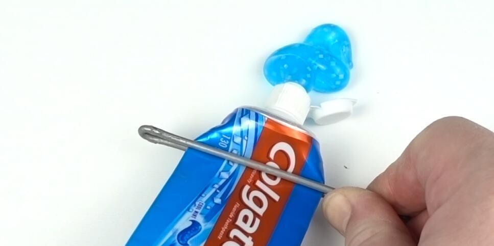 牙膏老挤不干净? 聪明的她用一根铁丝就搞定了, 简单又实用