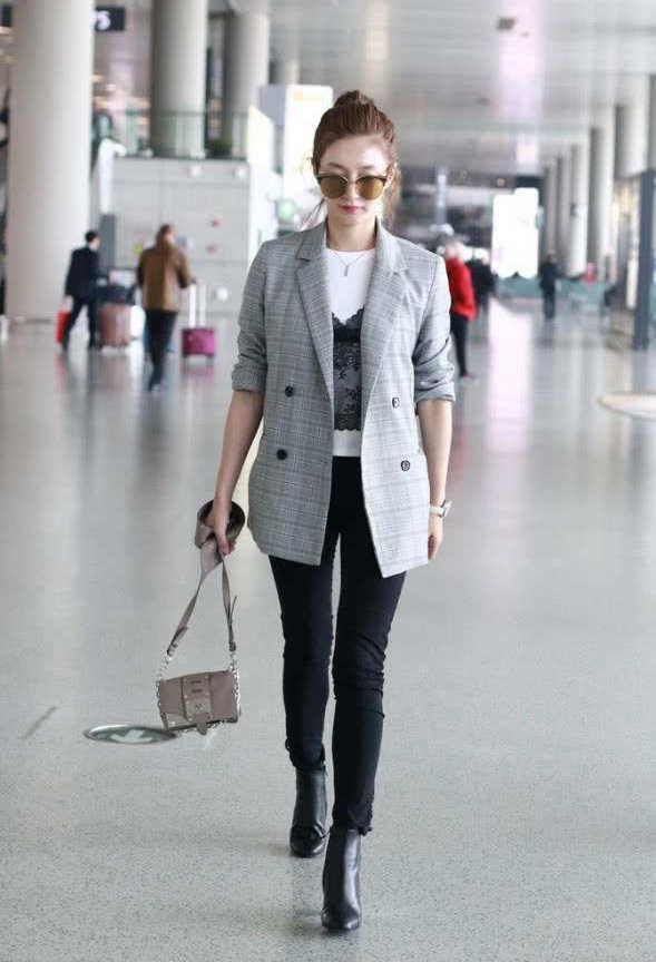 江疏影穿包臀裙太紧, 中间开衩才能走路, 拉链设