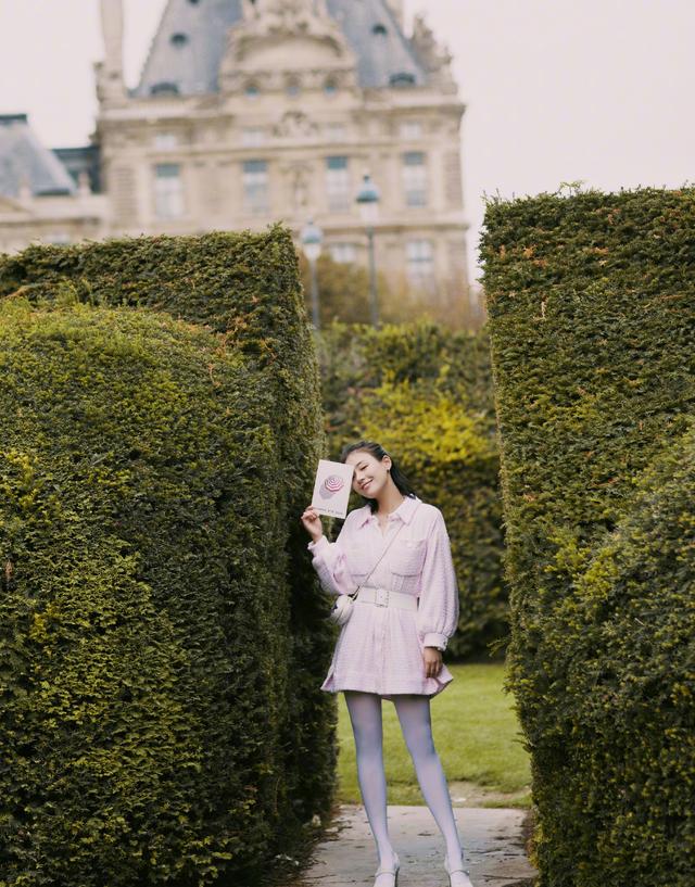 今年流行的白色丝袜,古力娜扎、马思纯这样穿