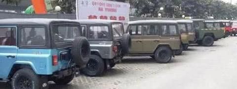 首台18款BJ212新车到店，大红车身超帅气，“二蛋”厉害了！