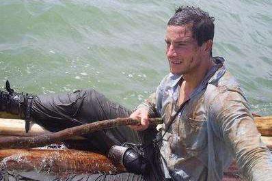 惨!男子模仿《荒野求生》,结果全裸被困深山,哭