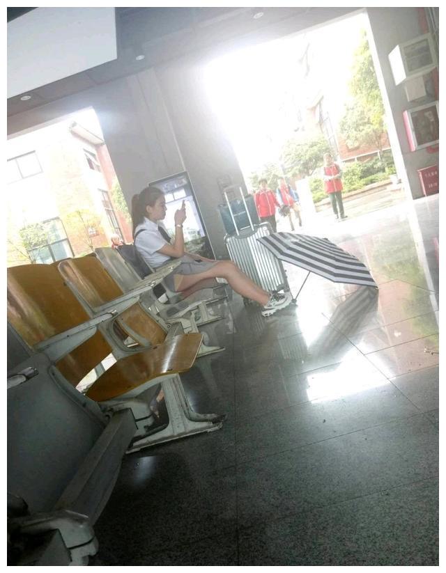 幽默笑话:买了个夜光手表,但是指针却不是夜光