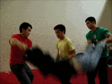 爆笑gif: 大哥, 你时间统筹一流, 开车吃大饼两不误!