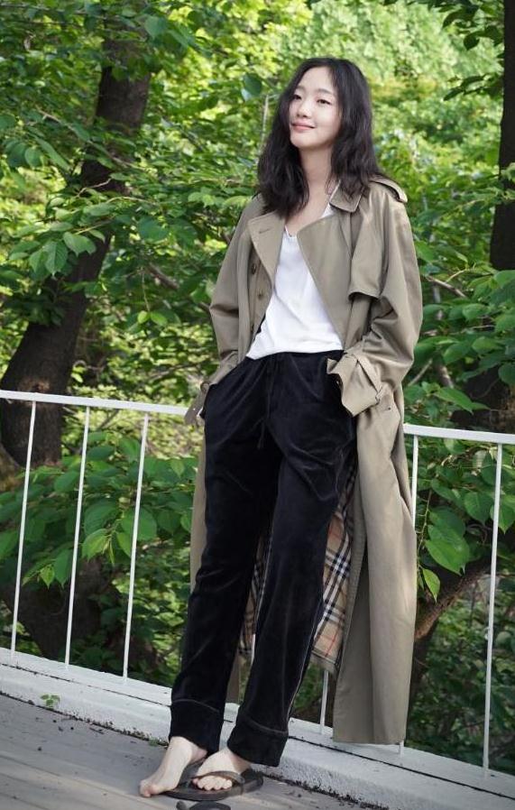 金高银这样穿毛衣牛仔裤配帆布鞋，难怪穿出“童龄脸”