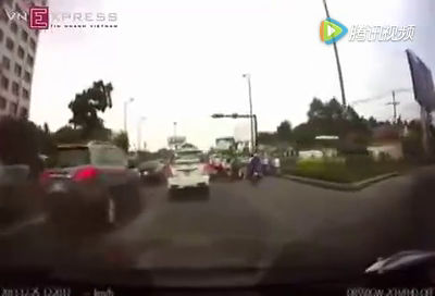 电动车司机砸车后就想跑，愤怒司机追上直接撞上去！