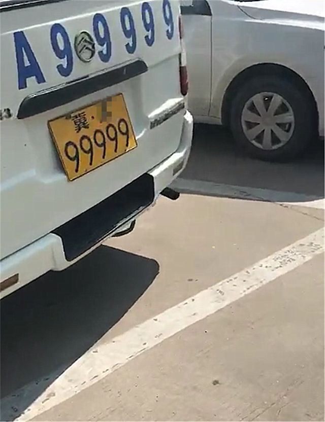 河北偶遇一排金杯海狮面包车,本不会注意,但车牌全是连号!